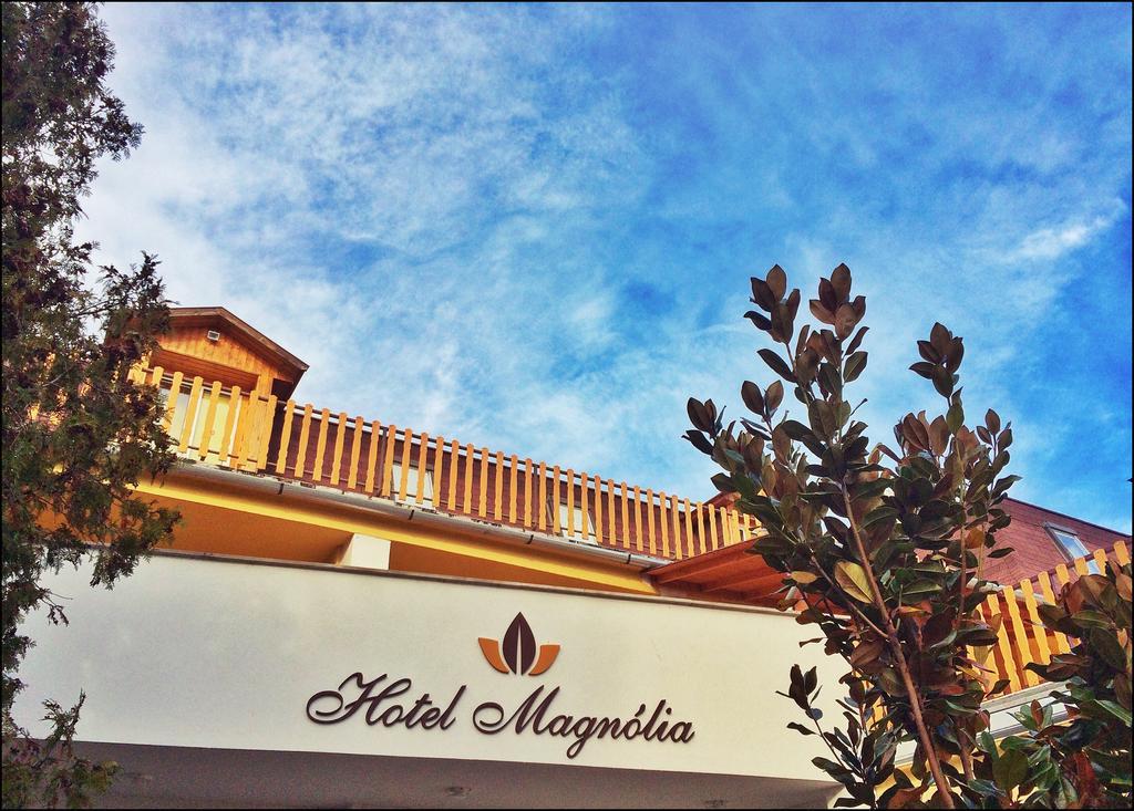 Hotel Magnólia Balatonszepezd Exterior foto